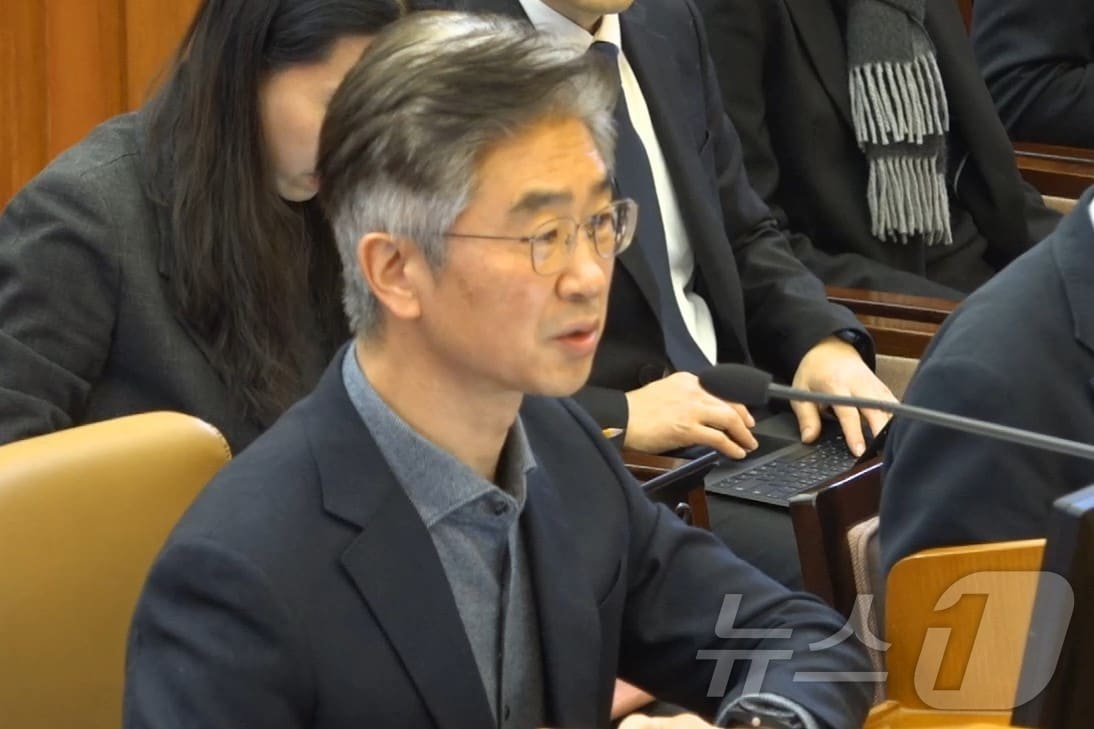 김봉식 전 서울경찰청장이 13일 서울 종로구 헌법재판소에서 열린 윤석열 대통령 탄핵심판 8차 변론에서 발언을 하고 있다. &#40;헌법재판소 제공. 재판매 및 DB 금지&#41; 2025.2.13/뉴스1