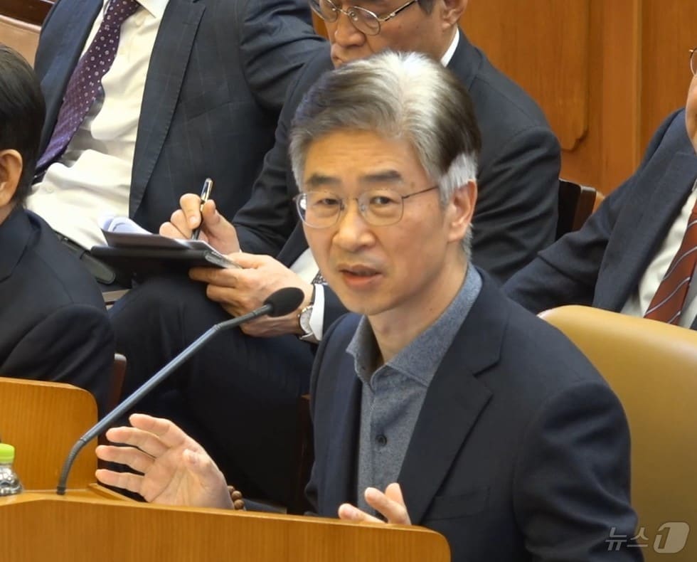 김봉식 전 서울경찰청장이 13일 서울 종로구 헌법재판소에서 열린 윤석열 대통령 탄핵심판 8차 변론에서 발언을 하고 있다. (헌법재판소 제공. 재판매 및 DB 금지) 2025.2.13/뉴스1