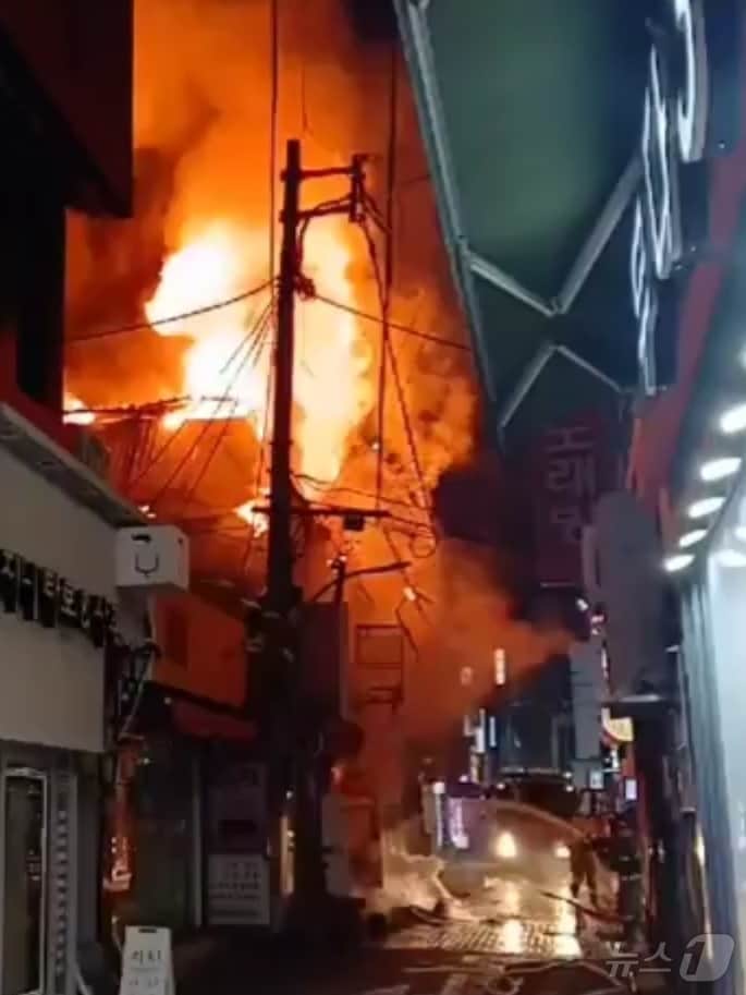 13일 오후 8시3분쯤 대구 중구 삼덕동 상가 건물에 불이 나 소방 당국이 진화 중이다. (대구소방본부 제공. 재판매 및 DB 금지)