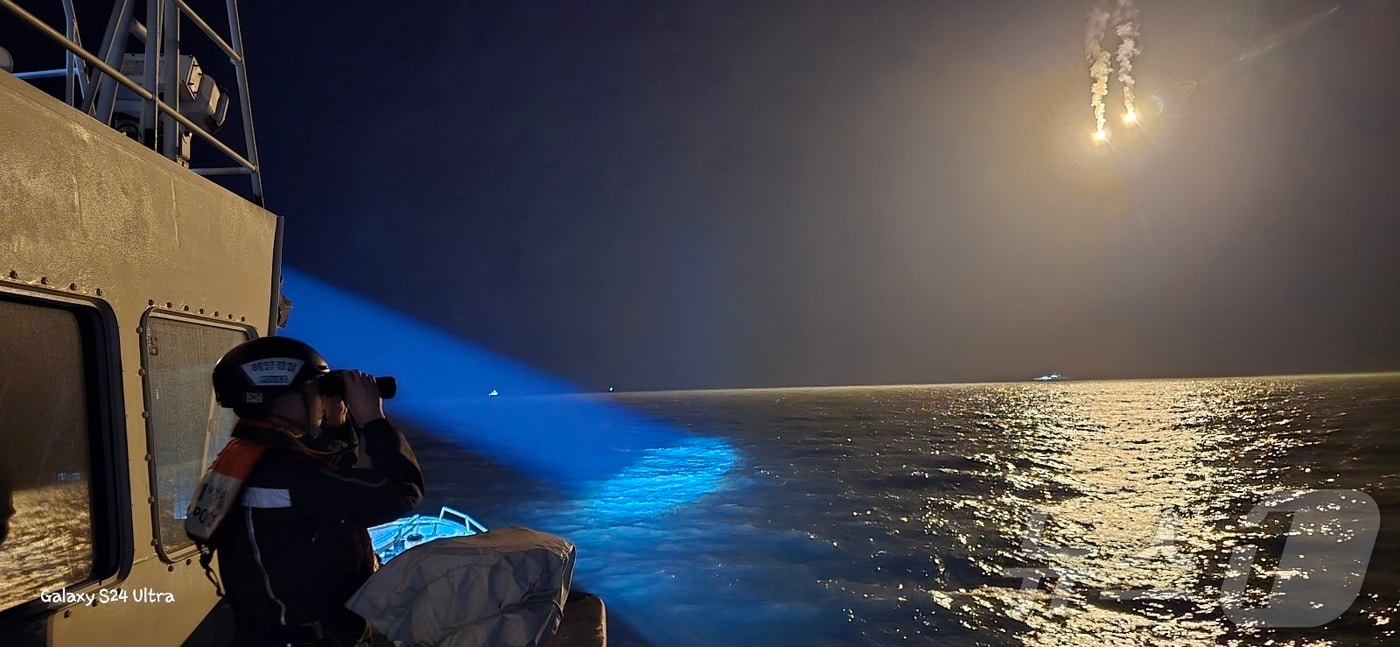 13일 전북 부안해양경찰서가 경비함정과 유관기관 선박을 동원해 부안 왕등도 인근 화재선박 야간 실종자 수색을 진행하고 있다.(부안해양경찰서 제공. 재판매 및 DB금지) 2025.2.13/뉴스1 ⓒ News1 신준수 기자