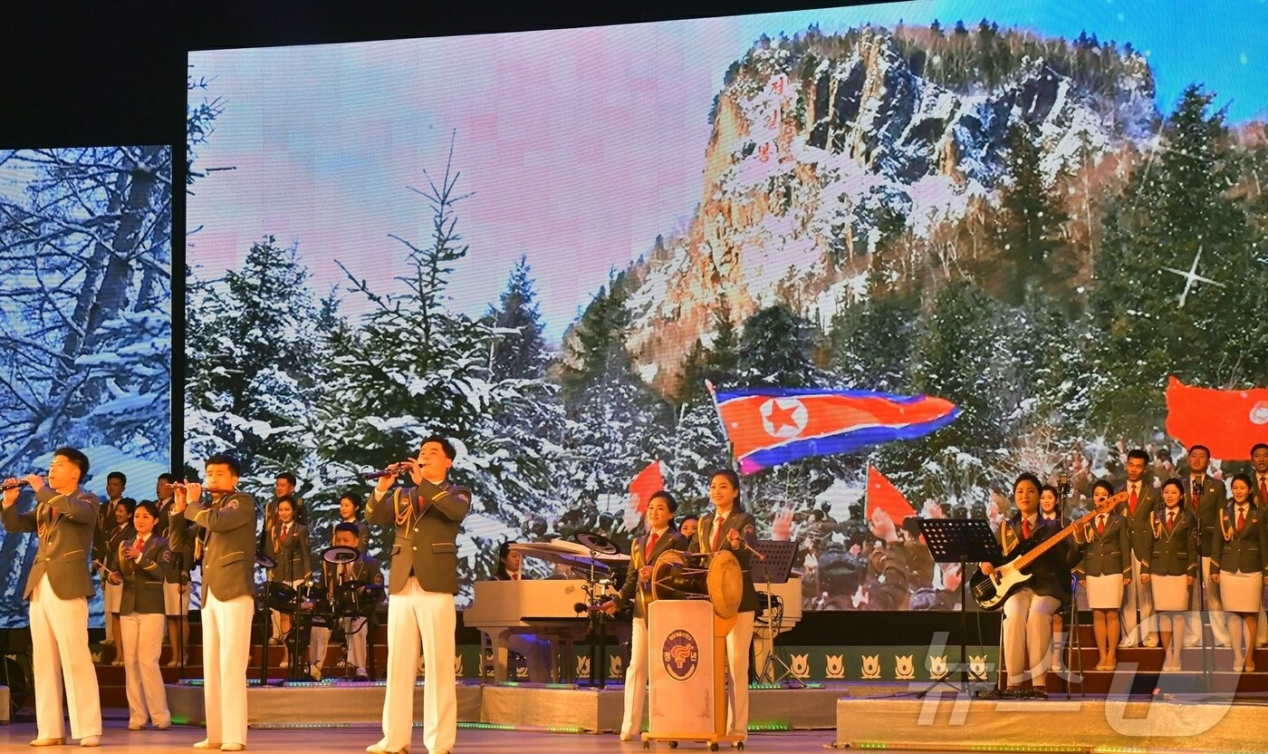 (평양 노동신문=뉴스1) = 북한 노동당 기관지 노동신문은 14일 김정일 국방위원장 생일 83주년을 맞아 청년중앙예술선전대와 직총중앙노동자예술선전대의 공연이 13일 청년중앙회관에서 진행됐다고 보도했다. [국내에서만 사용가능. 재배포 금지. DB 금지. For Use Only in the Republic of Korea. Redistribution Prohibited] rodongphoto@news1.kr