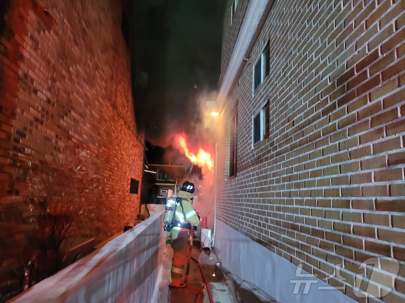 14일 오전 2시25분쯤 경남 창원시 의창구 사림동 2층짜리 단독주택 1층에서 불이 났다. 사진은 화재 현장 모습(창원소방본부 제공)