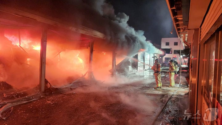 14일 오전 1시 2분쯤 광주 송정5일시장 화재가 발생해 소방당국이 진화하고 있다.(광산소방 제공)2025.2.14./뉴스1