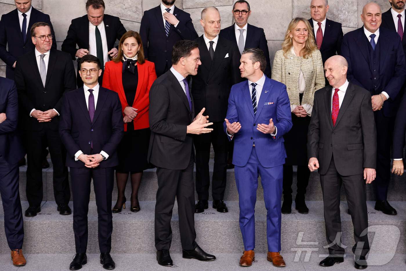 2025년 2월13일 벨기에 브뤼셀에서 열린 북대서양조약기구(NATO·나토) 국방장관 회의에 이은 단체 사진 촬영 중 피트 헤그세스 미 국방장관(가운데 오른쪽)이 마르크 뤼터 나토 사무총장(가운데 왼쪽)과 이야기나누고 있다. ⓒ AFP=뉴스1