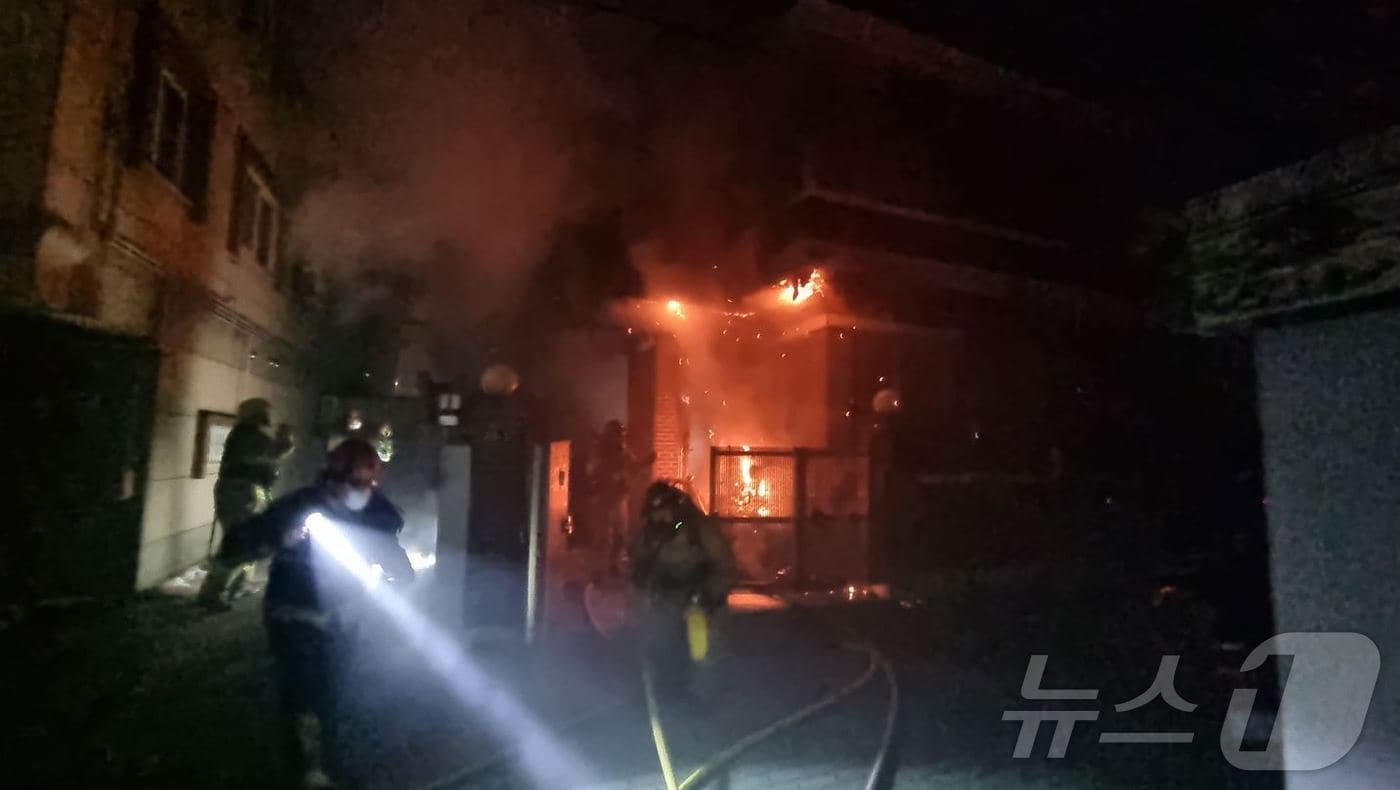 13일 오후 9시 20분쯤 경북 경주시 성건동 한 단독주택에서 원인을 할 수 없는 화재가 발생해 소방당국이 진화하고 있다.(경북소방 제공. 재판매 및 DB 금지) 2025.2.14/뉴스1