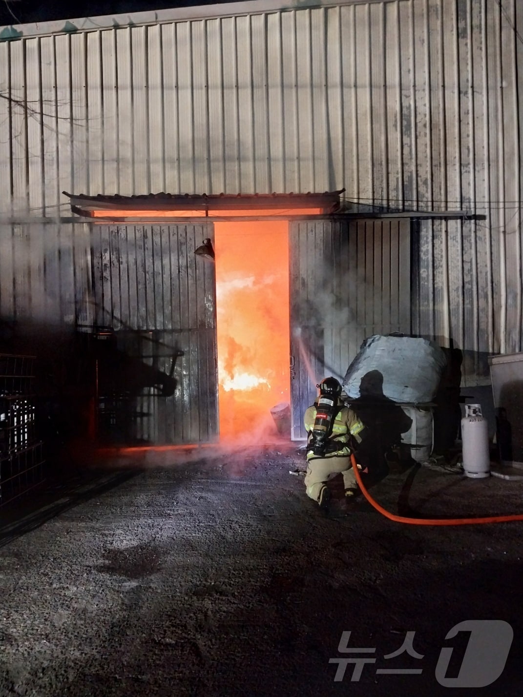 13일 오후 8시 1분쯤 김해시 상동면의 비철금속 공장에서 불이 나 소방관들이 진화에서 나서고 있다.(경남소방본부 제공. 재판매 및 DB금지)