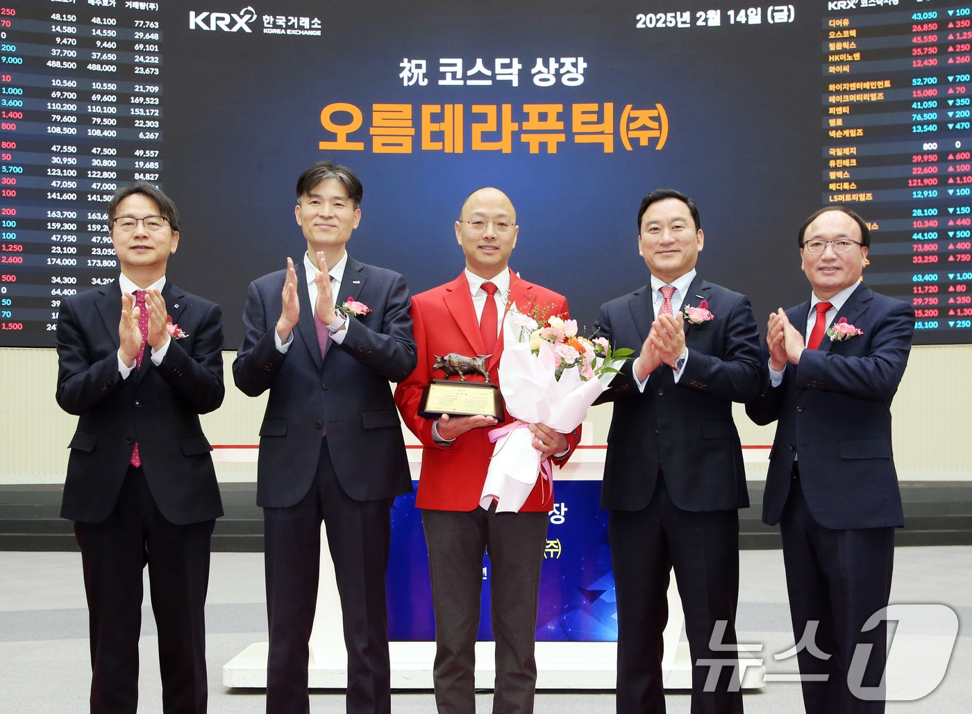 14일 오전 서울 영등포구 한국거래소에서 열린 오름테라퓨틱 코스닥시장 상장기념식에서 김대영 한국IR협의회 부회장(왼쪽부터), 민경욱 한국거래소 코스닥시장본부장, 이승주 오름테라퓨틱 대표이사, 김성환 한국투자증권 대표, 강왕락 코스닥협회 부회장이 기념촬영을 하고 있다. (한국거래소 제공. 재판매 및 DB 금지) 2025.2.14/뉴스1