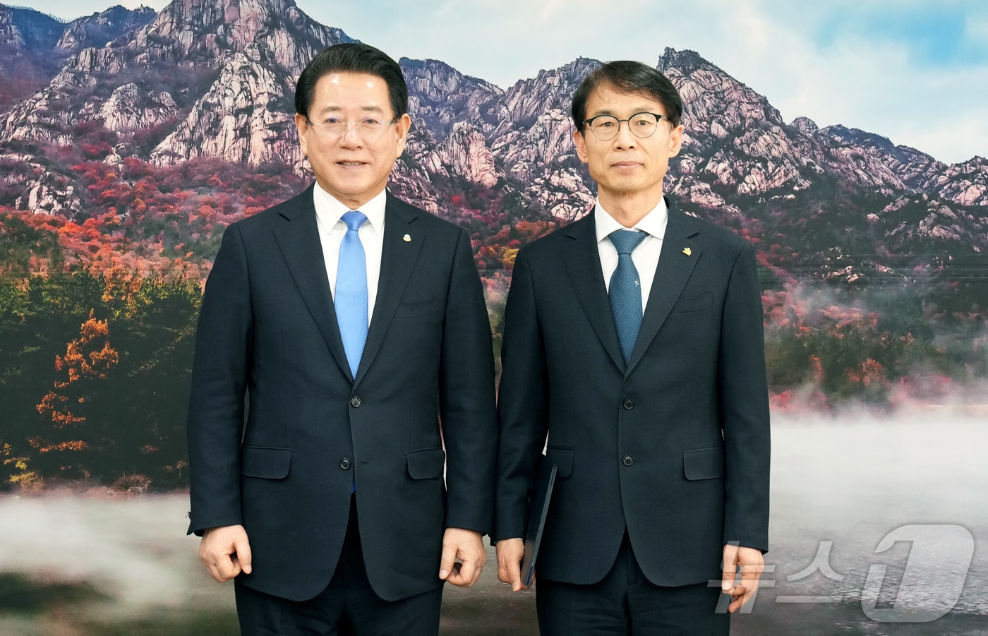 김영록 전라남도지사가 14일 도청 접견실에서 최광식 신임 감사관에게 임명장을 수여하고 기념촬영을 하고 있다. (전남도 제공. 재판매 및 DB금지) 2025.2.14/뉴스1 