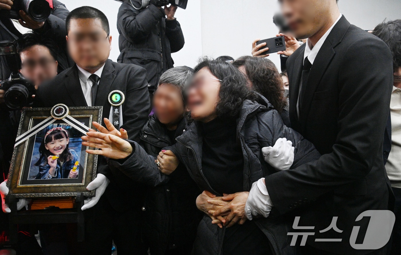 14일 오전 대전 서구 건양대병원 장례식장에서 김하늘양의 발인식이 엄수되고 있다. (공동취재)2025.2.14/뉴스1 ⓒ News1 김기태 기자