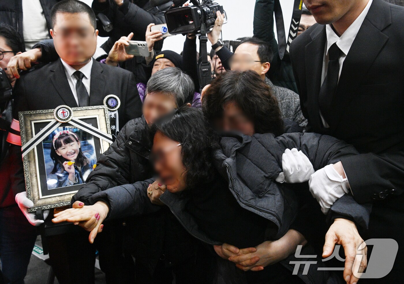 14일 오전 대전 서구 건양대병원 장례식장에서 김하늘양의 발인식이 엄수되고 있다. &#40;공동취재&#41; 2025.2.14/뉴스1 ⓒ News1 김기태 기자
