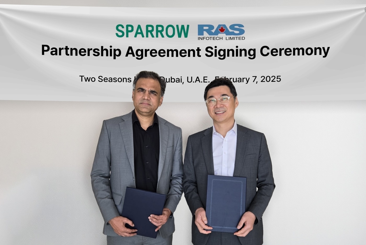 장일수 스패로우 대표(오른쪽)와 아크람 카지 라스인포텍 대표가 중동 스패로우 보안 설루션 공급을 골자로 한 업무 협약을 맺고 있다.(파수 제공)