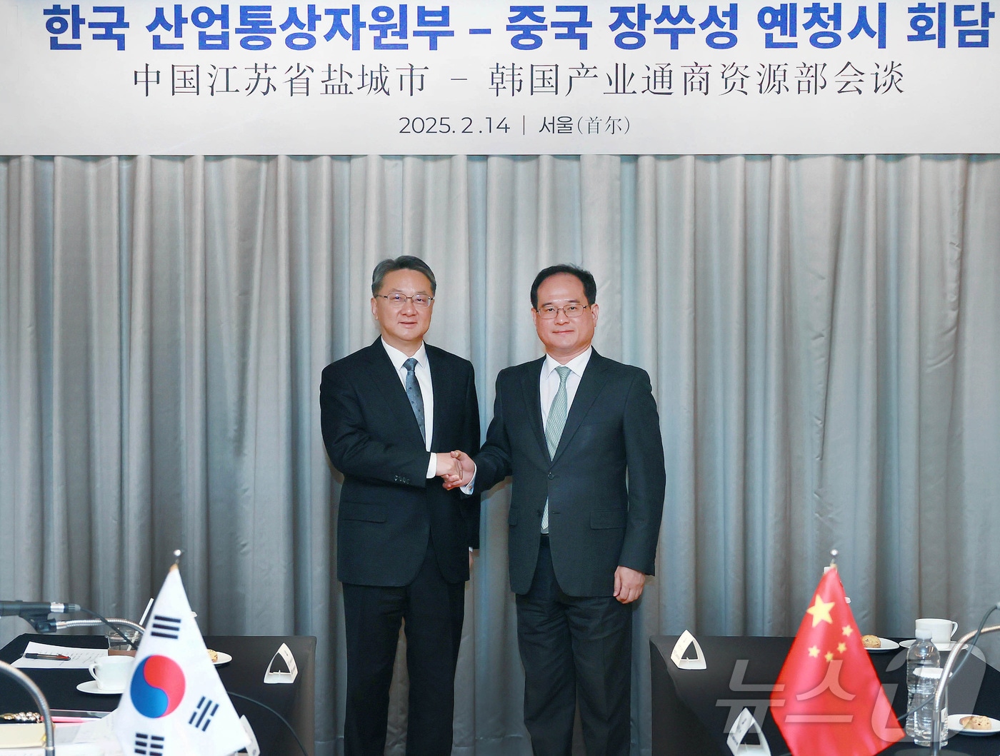 김종철 산업통상자원부 통상협력국장(오른쪽)이 14일 서울 강남구 조선펠리스호텔에서 저우빈(周斌) 중국 장쑤성 옌청시 당서기와 면담을 갖고, 옌청시 현지 우리기업 지원과 한-중 간 경제협력 증진 방안 등을 논의하고 있다.(산업통상자원부 제공. 재판매 및 DB 금지) 2025.2.14/뉴스1