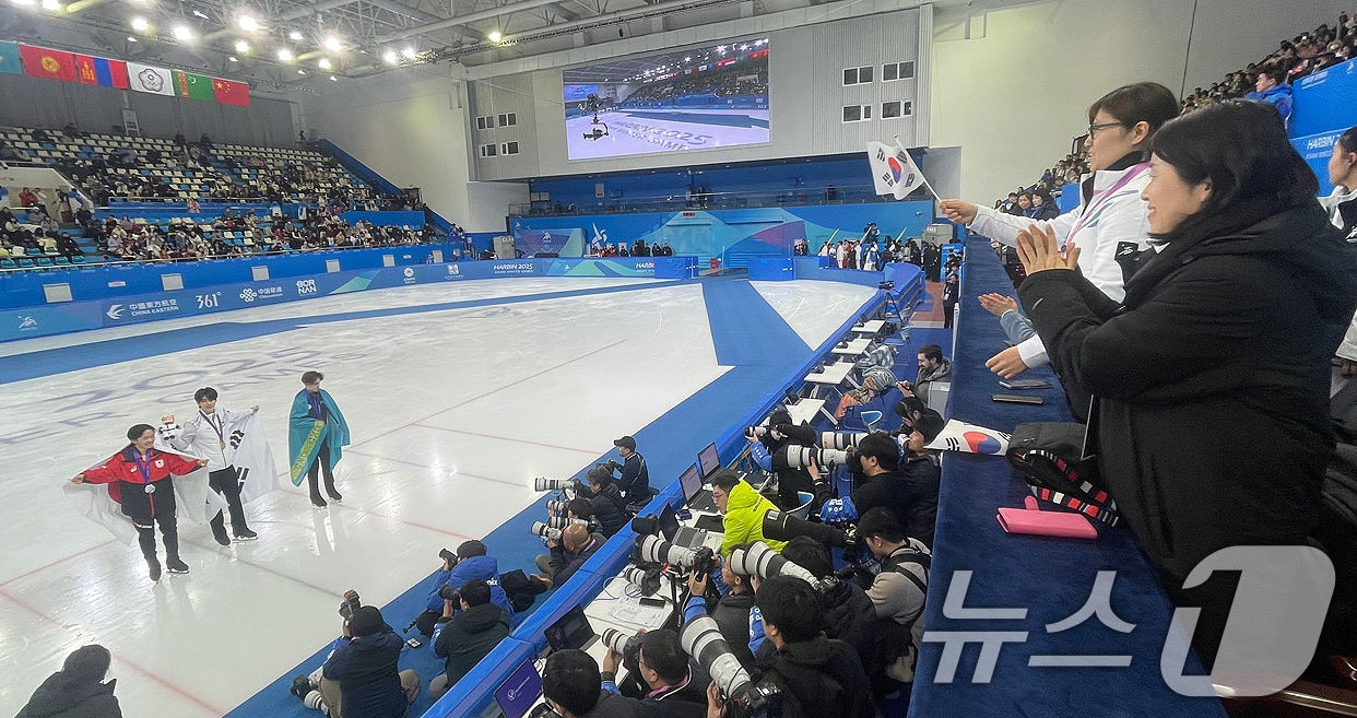 장미란 문화체육관광부 제2차관이 지난 13일(현지시간) 중국 헤이룽장 빙상훈련센터 다목적홀에서 열린 2025 하얼빈 동계아시안게임 피겨 남자 싱글 프리스케이팅 경기에서 금메달을 차지한 차준환 선수에게 축하의 박수를 보내고 있다. (문화체육관광부 제공. 재판매 및 DB 금지) 2025.2.14/뉴스1