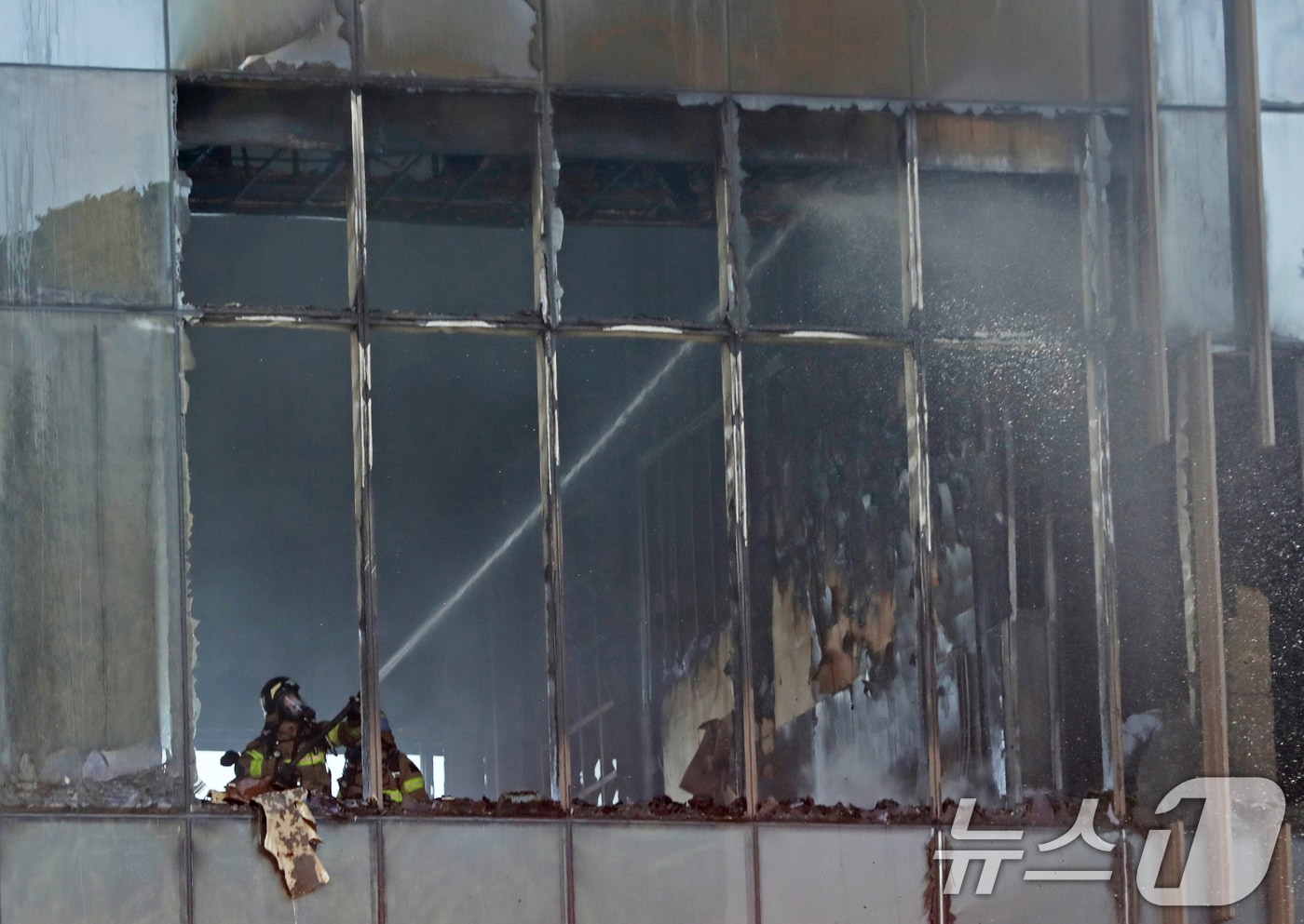 14일 부산 기장군 반얀트리 호텔 신축 공사장에서 화재가 발생해 소방대원들이 진화 작업을 벌이고 있다. 2025.2.14/뉴스1 ⓒ News1 윤일지 기자