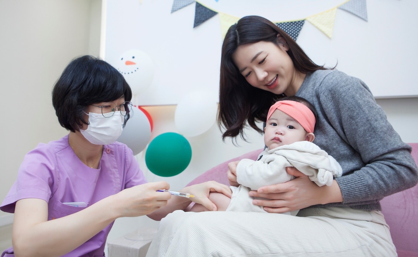 서울 동대문구 한 병원에서 생후 8개월 영아가 RSV 항체주사(베이포투스)를 접종 받고 있다. /사진제공 = SK바이오사이언스