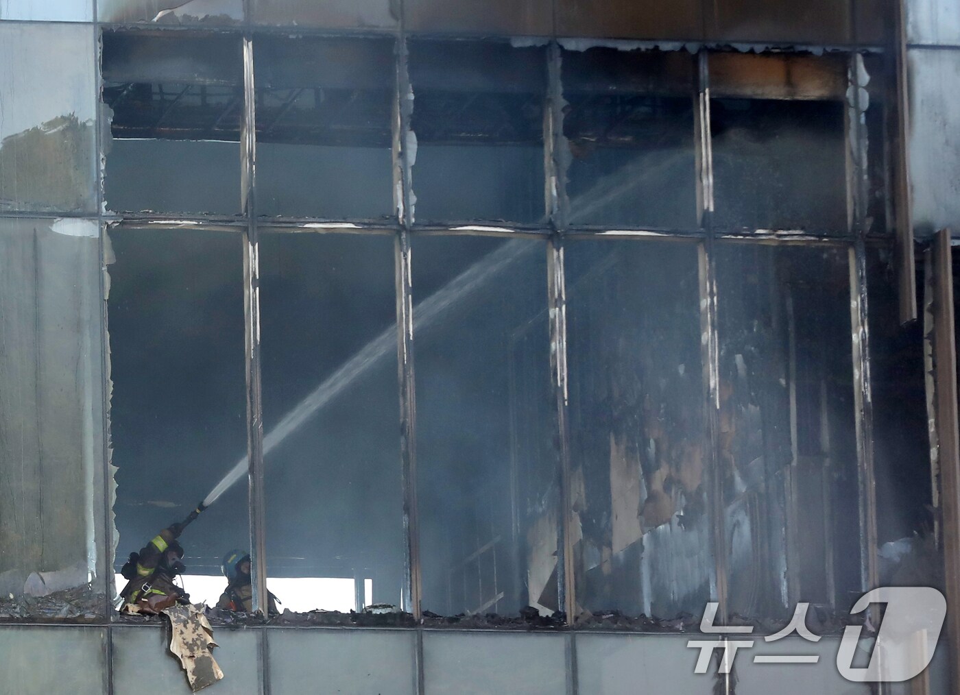 14일 부산 기장군 반얀트리 호텔 신축 공사장에서 화재가 발생해 소방대원들이 진화 작업을 벌이고 있다. 2025.2.14/뉴스1 ⓒ News1 윤일지 기자
