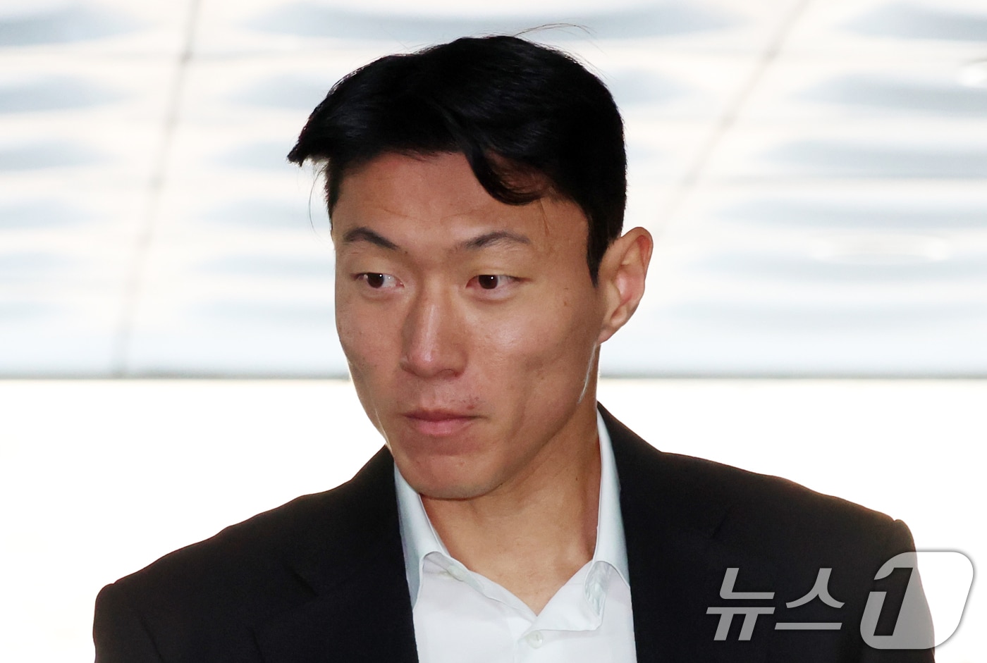 황의조 전 축구 국가대표가 14일 오후 서울 서초구 서울중앙지방법원에서 열린 성폭력범죄의처벌등에관한특례법위반&#40;카메라등이용촬영&#41; 선고에 출석하고 있다. 2025.2.14/뉴스1 ⓒ News1 김명섭 기자