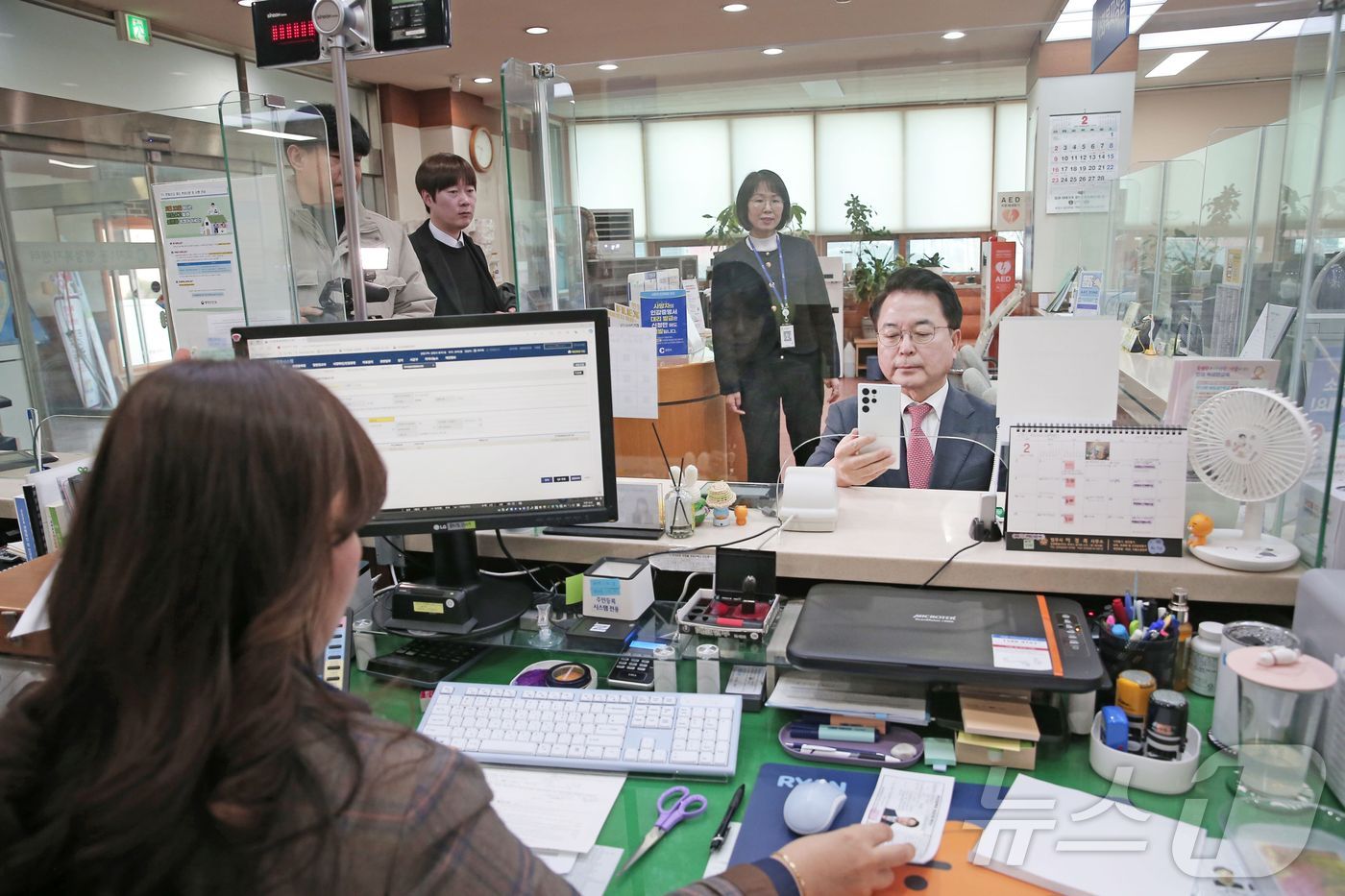 육동한 춘천시장이 모바일 주민등록증 발급 첫날인 14일 직접 효자1동 행정복지센터를 찾아 모바일 주민등록증을 발급하고 있다.(춘천시 제공, 재판매 및 DB 금지)