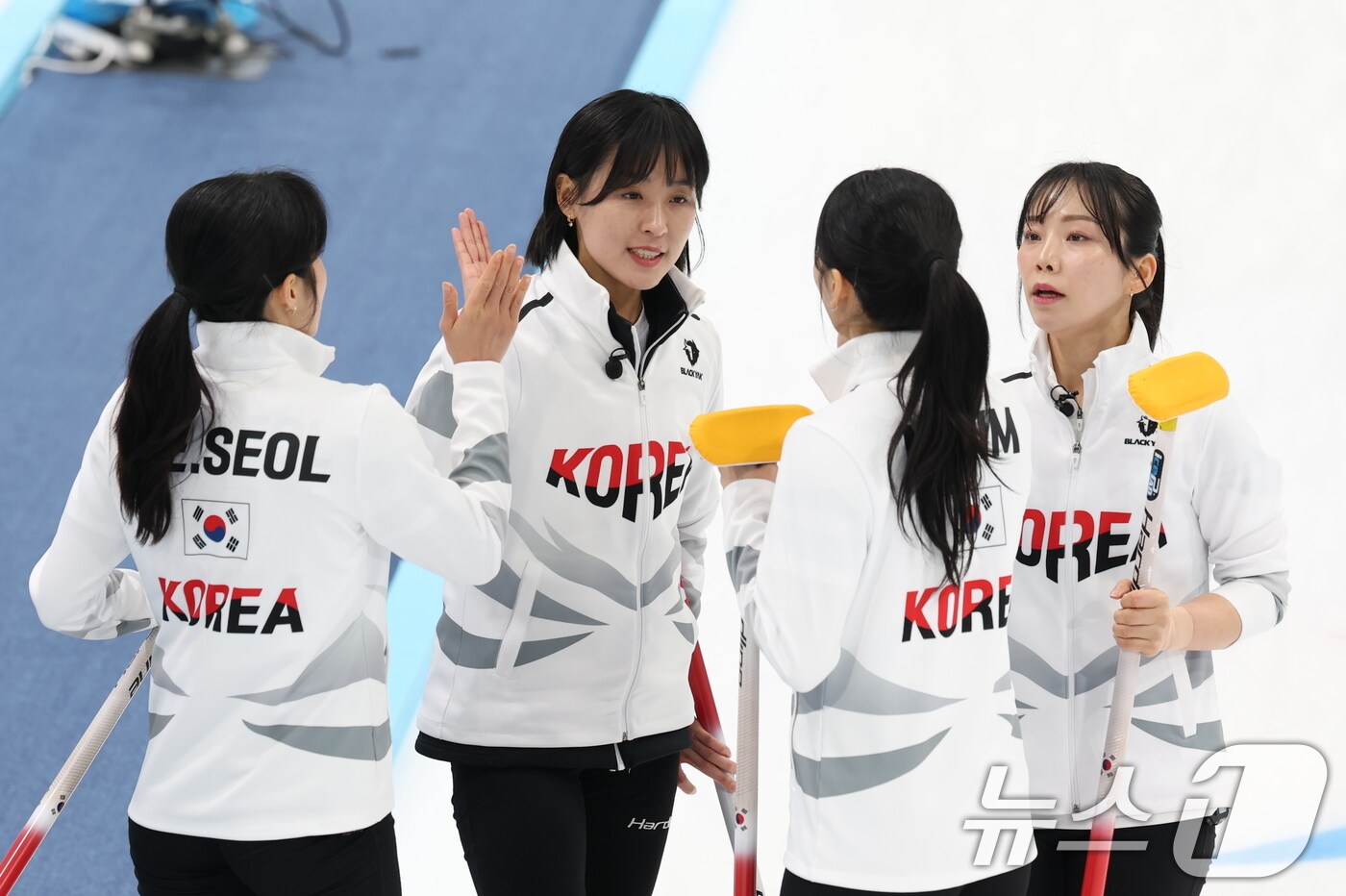 14일 중국 헤이룽장성 하얼빈시 핑팡컬링아레나에서 열린 하얼빈 동계아시안게임 여자 컬링 결승전 한국과 중국의 경기에서 대표팀이 선전을 다짐하고 있다. 2025.2.14/뉴스1 ⓒ News1 이승배 기자