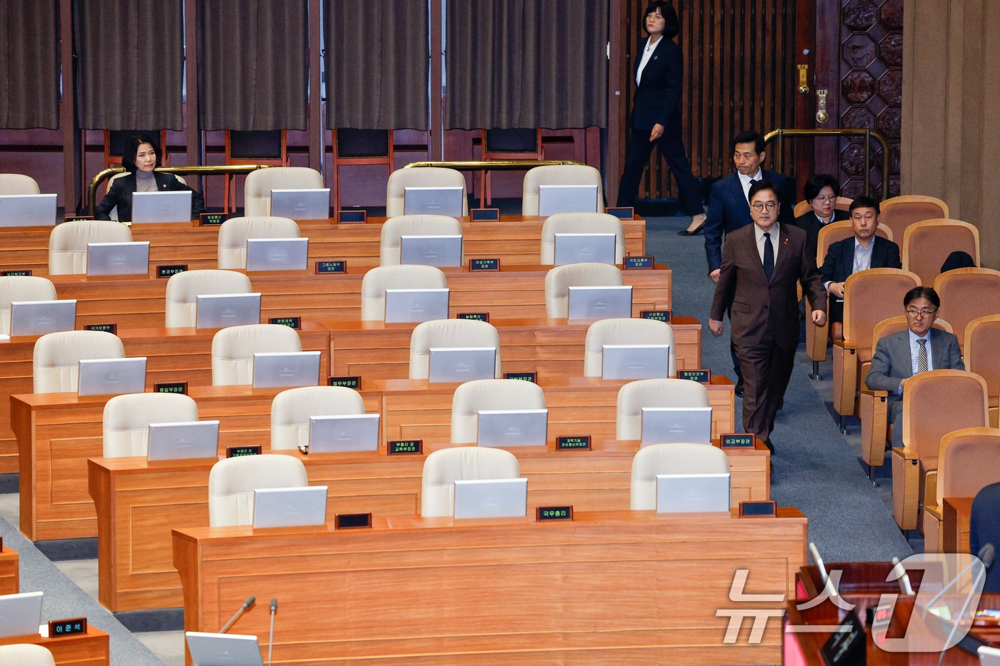 우원식 국회의장이 14일 오후 서울 여의도 국회에서 열린 제422회 국회&#40;임시회&#41; 제6차 본회의에 입장하고 있다. 왼쪽은 이진숙 방통위원장. 2025.2.14/뉴스1 ⓒ News1 안은나 기자