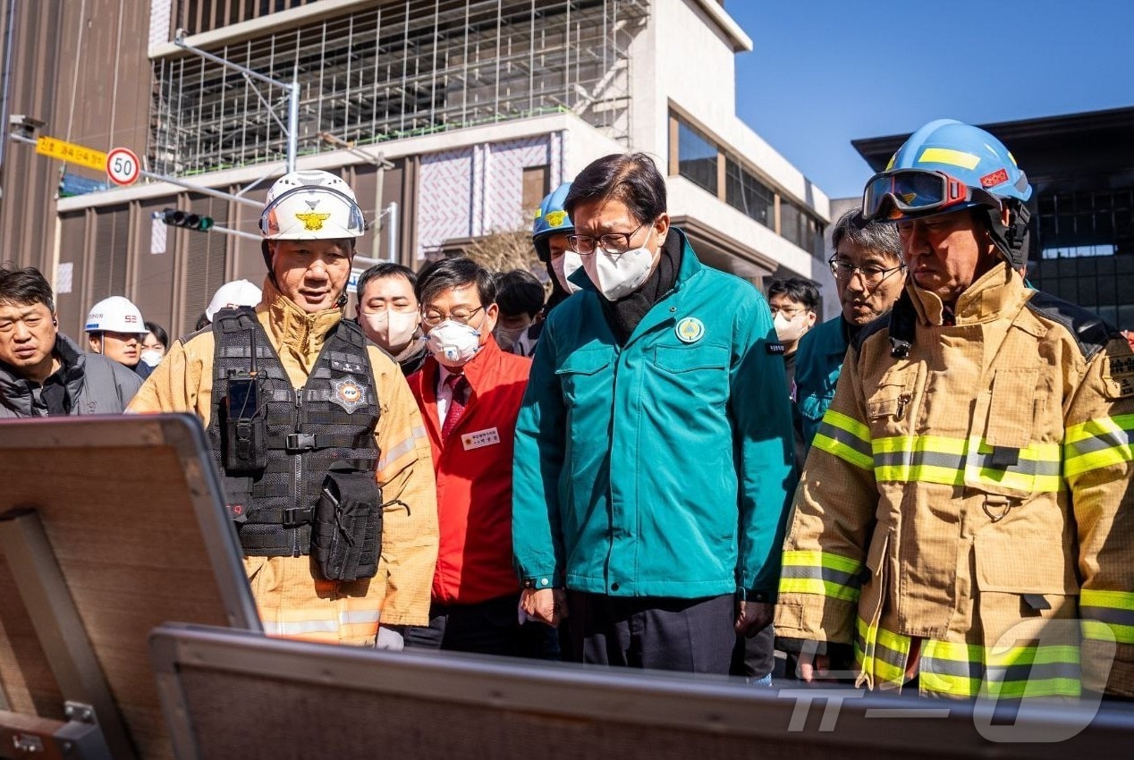 박형준 부산시장이 14일 부산 기장군 반얀트리 신축 공사장 화재현장에서 사고 현황을 보고받고 있다.(부산시청 제공. 재판매 및 DB 금지)