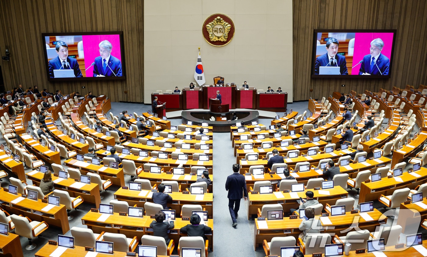 이주호 사회부총리 겸 교육부 장관이 지난 14일 오후 서울 여의도 국회에서 열린 제422회국회&#40;임시회&#41; 제6차 본회의에서 민형배 더불어민주당 의원의 교육·사회·문화에 관한 대정부 질문에 답하고 있다. 2025.2.14/뉴스1 ⓒ News1 안은나 기자