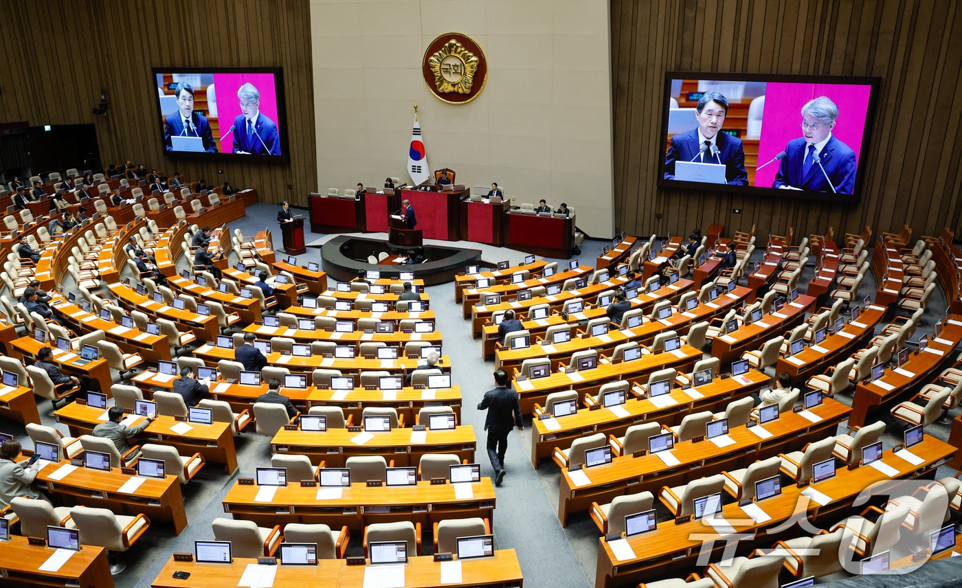 이주호 사회부총리 겸 교육부 장관이 14일 오후 서울 여의도 국회에서 열린 제422회국회(임시회) 제6차 본회의에서 민형배 더불어민주당 의원의 교육·사회·문화에 관한 대정부 질문에 답하고 있다. 2025.2.14/뉴스1 ⓒ News1 안은나 기자