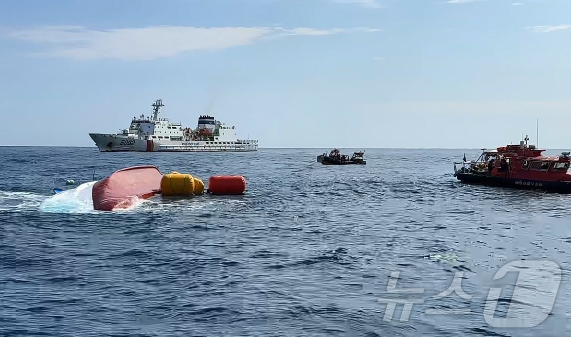 14일 오후 제주 서귀포시 표선면 남서쪽 약 12㎞ 해상에서 '2066재성호'가 예인되고 있다. (제주해양경찰청 제공. 재판매 및 DB금지) 2025.2.14/뉴스1 ⓒ News1 홍수영 기자