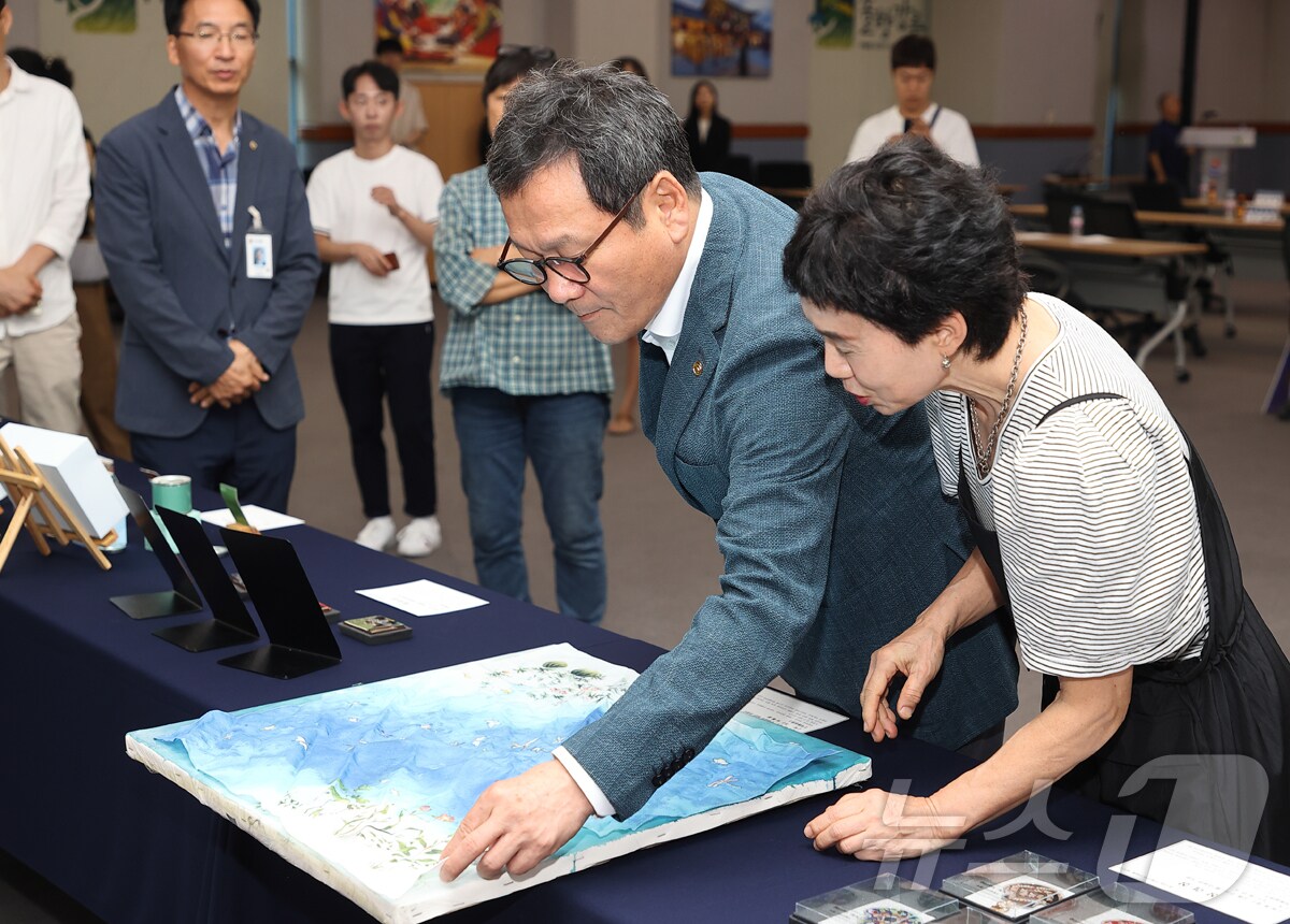 강릉관광기념품 공모전에 출품된 작품 살펴보는 김홍규 강릉시장.(강릉시 제공. 재판매 및 DB금지) 2025.2.14/뉴스1