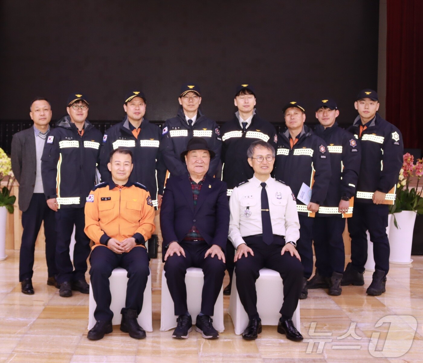 강원특별자치도 소방본부가 14일 철원군 갈말읍에 위치한 그래미 공장 현장 점검을 실시한 뒤 기념촬영을 진행했다.(도소방본부 제공, 재판매 및 DB금지)