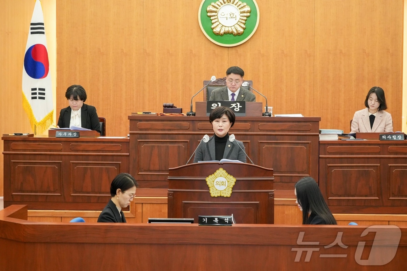 울산 북구의회 이선경 의원이 14일 본회의장에서 '북구 시내버스 노선 개선 촉구 결의안'을 낭독하고 있다.(울산 북구의회 제공. 재판매 및 DB 금지) /뉴스1