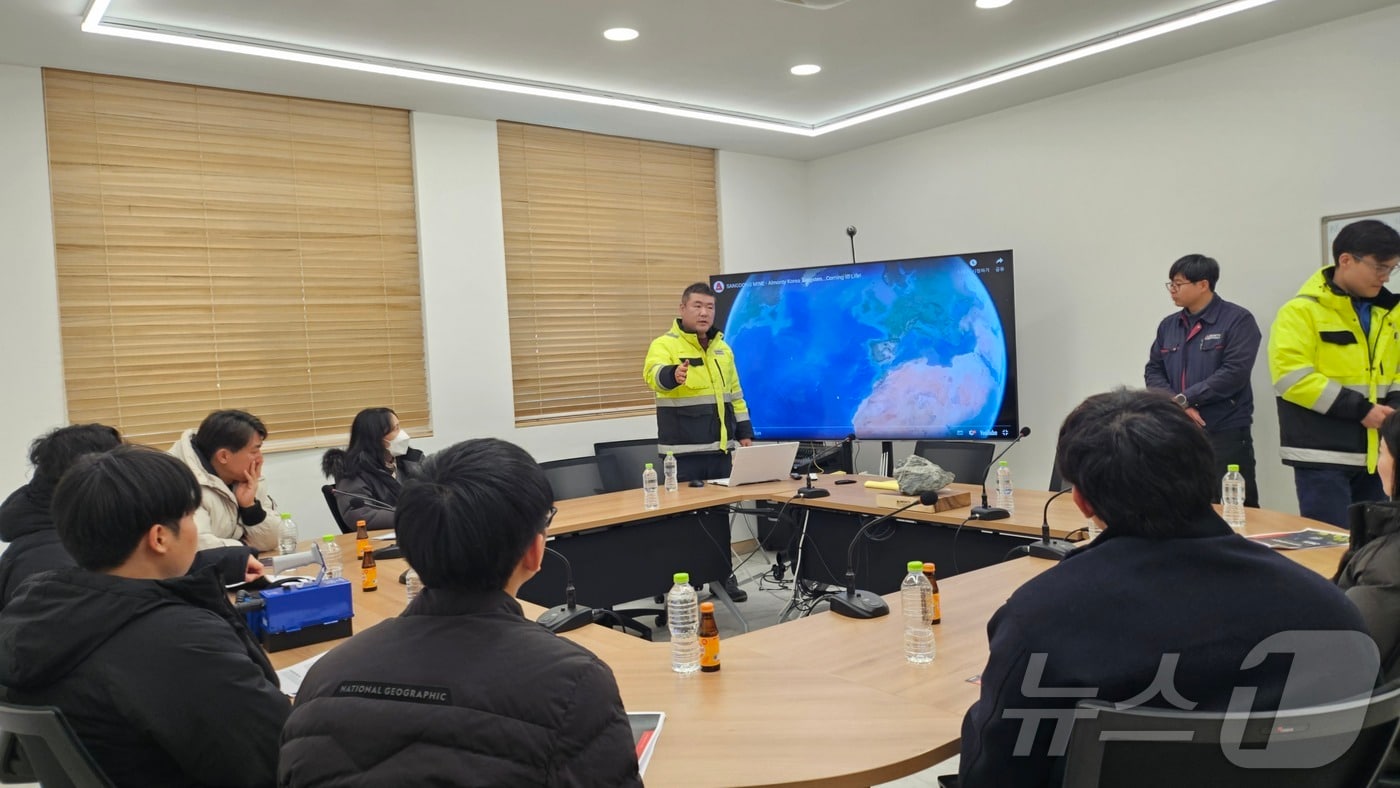 강원특별자치도와 영월기업 알몬티대한중석이 지난 13일 영월군 상동광산에서 개발 현안에 대해 논의하는 자리를 가졌다. (알몬티대한중석 제공. 재판매 및 DB금지) 2025.2.14/뉴스1