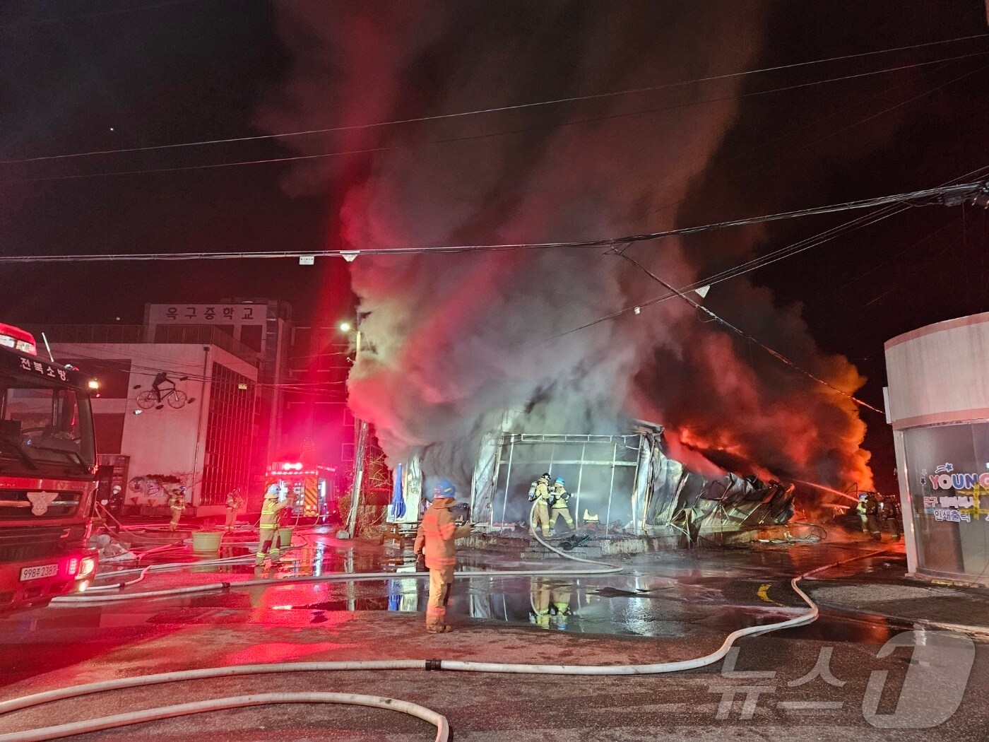 14일 오후 6시47분께 전북자치도 군산시 대야면의 한 단독주택에서 불이 났다.(독자제공)2025.2.14/뉴스1
