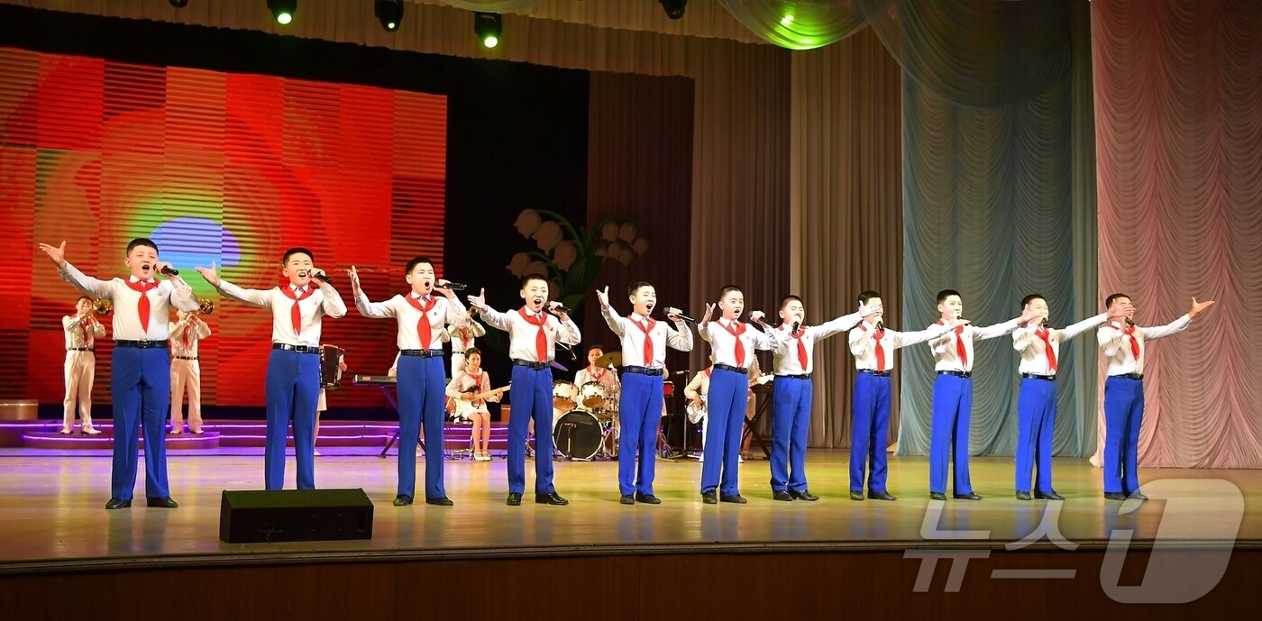 (평양 노동신문=뉴스1) = 북한 노동당 기관지 노동신문은 15일 김정일 국방위원장 생일 83주년을 맞아 만경대학생소년궁전 예술소조원들의 종합공연이 지난 14일에 진행됐다고 보도했다. [국내에서만 사용가능. 재배포 금지. DB 금지. For Use Only in the Republic of Korea. Redistribution Prohibited] rodongphoto@news1.kr