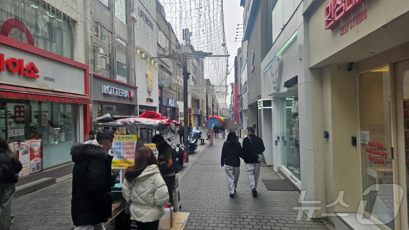 15일 오후 1시 강원 춘천 명동에서 시민들이 길을 걷고 있다.2025.1.15 한귀섭 기자