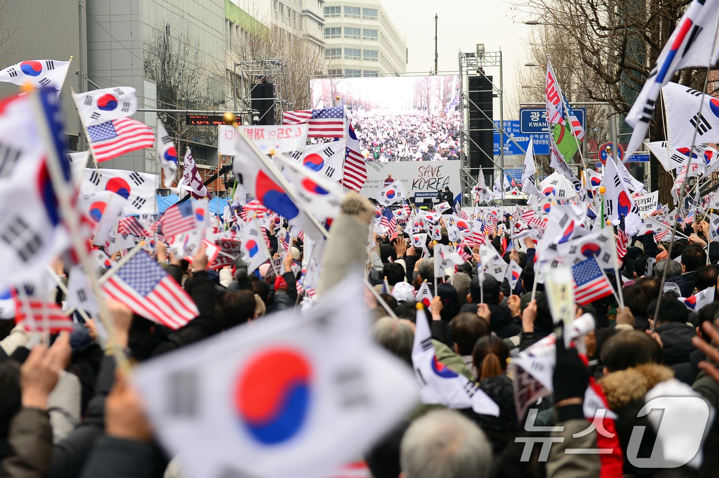 보수성향 개신교 단체인 '세이브코리아' 회원들이 지난 2월 15일 광주 금남로 일대에서 윤석열 대통령 탄핵 반대와 석방을 촉구하는 기도회를 하고 있다. 2025.2.15/뉴스1 ⓒ News1 이승현 기자
