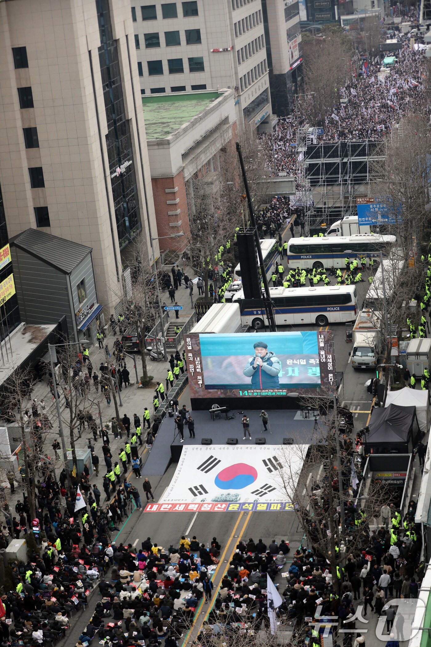 15일 광주 동구 금남로 일대에서 윤석열 탄핵 찬성 집회와 반대 집회가 열리고 있다. 2025.2.15/뉴스1 ⓒ News1 박지현 기자