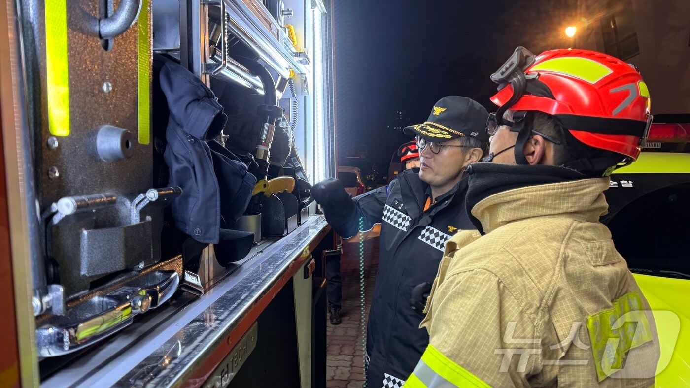 김승룡 강원특별자치도 소방본부장이 15일 오후 삼척 정월대보름제 행사장을 찾아 현장 점검을 실시했다.(도소방본부 제공, 재판매 및 DB금지)