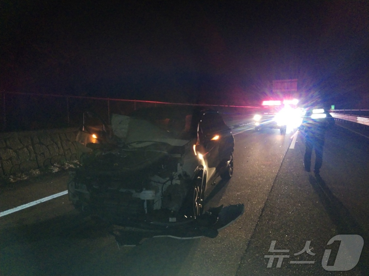 15일 오후 8시 12분께 전북 부안군 하서면 한 도로에서 차량 3대가 잇따라 추돌했다.(전북자치도소방본부 제공. 재판매 및 DB금지) 2025.2.16/뉴스1