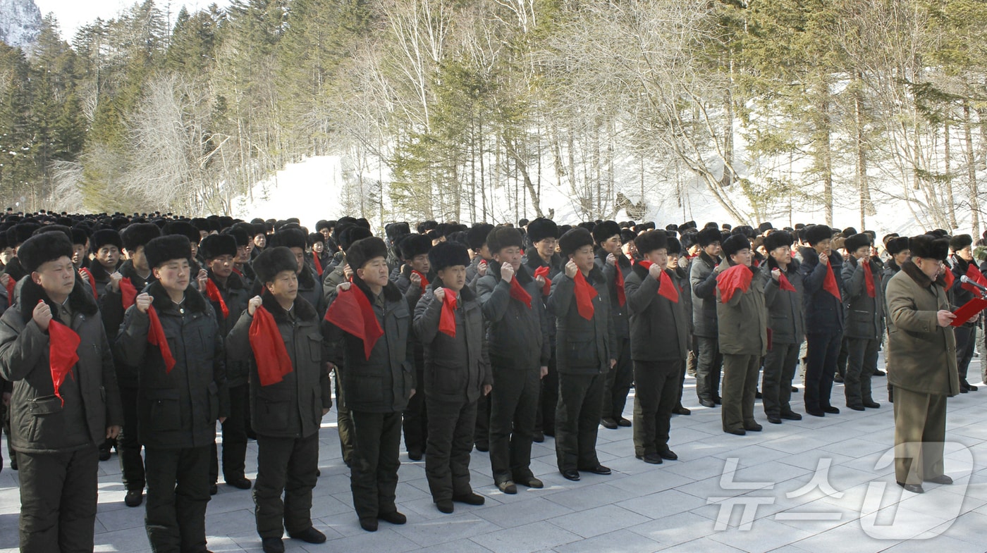 &#40;평양 노동신문=뉴스1&#41; = 북한 노동당 기관지 노동신문은 16일 &#34;백두산지구 혁명전적지 답사 행군에 참가한 전국 청년동맹일꾼들이 15일 혁명의 성지 백두산밀영에 도착했다＂고 보도했다. [국내에서만 사용가능. 재배포 금지. DB 금지. For Use Only in the Republic of Korea. Redistribution Prohibited] rodongphoto@news1.kr