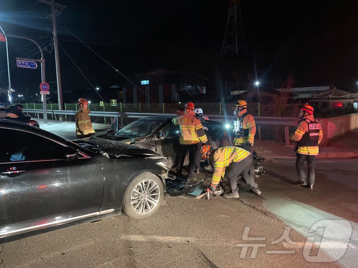 태백 황지동 승용차 추돌사고 현장.(강원도소방본부 제공) 2025.2.16/뉴스1