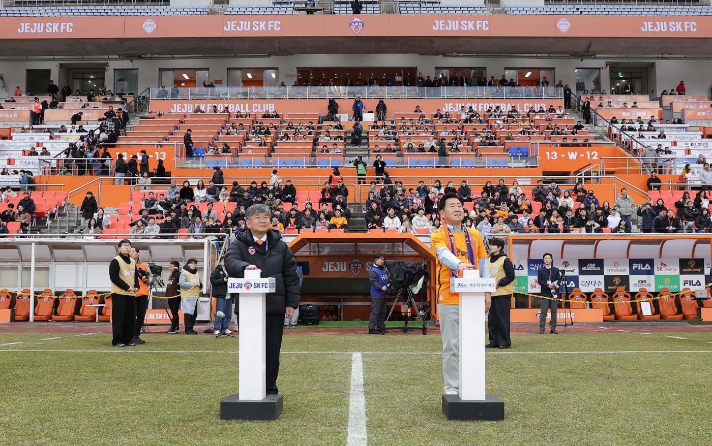 구창용 제주SK FC 대표(왼쪽)와 오영훈 제주도지사가 새 구단명을 선포하는 축하 버튼을 누르고 있다.(SK이노베이션 제공) 