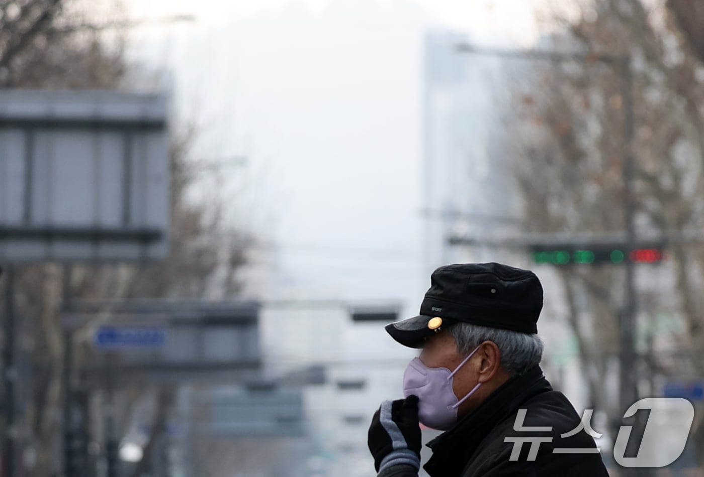 초미세먼지가 기승을 부린 16일 오전 서울 종로구 거리에서 한 시민이 마스크를 잠시 들어 숨을 내쉬고 있다. 기상청은 이날 전국 대부분 지역의 공기가 탁하겠고, 밤에 수도권 지역부터 초미세먼지는 차츰 해소되며 추위가 찾아올 것으로 내다보고 있다. 2025.2.16/뉴스1 ⓒ News1 오대일 기자