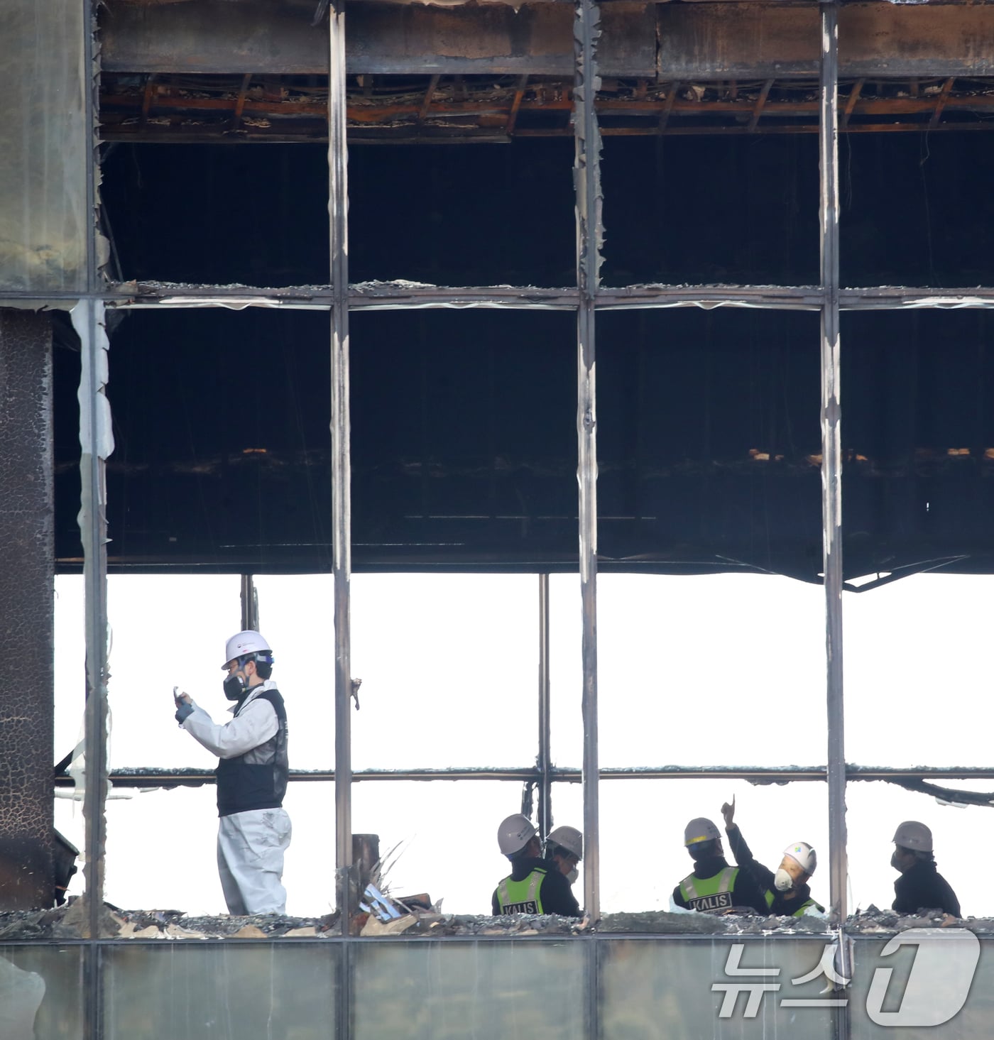 16일 부산 기장군 반얀트리 호텔 신축 공사장 화재 현장에서 경찰과 과학수사대 화재감식팀, 소방 당국, 국립과학수사연구원, 국립재난안전원 등 관계자들이 합동 감식을 하고 있다. 2025.2.16/뉴스1 ⓒ News1 윤일지 기자