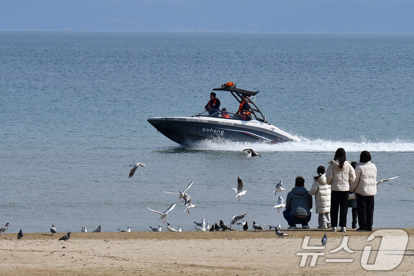지난 16일 경북 포항시 북구 영일대해수욕장 백사장에서 시민과 관광객들이 여유로운 휴일을 보내고 있다. 2025.2.16/뉴스1 ⓒ News1 최창호 기자