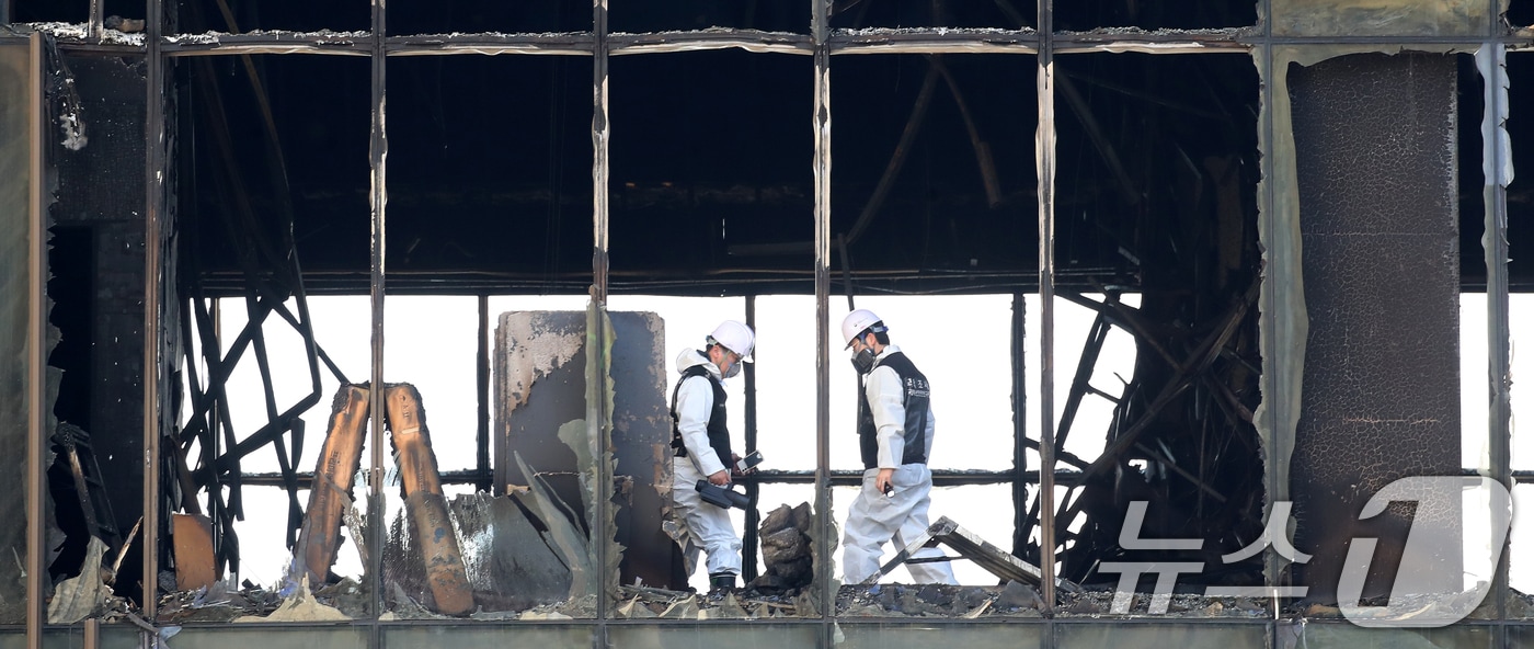 16일 부산 기장군 반얀트리 호텔 신축 공사장 화재 현장에서 경찰과 과학수사대 화재감식팀, 소방 당국, 국립과학수사연구원, 국립재난안전원 등 관계자들이 합동 감식을 준비하고 있다. 지난 14일 오전 이곳에서 발생한 화재로 작업자 6명이 목숨을 잃었다. 2025.2.16/뉴스1 ⓒ News1 윤일지 기자