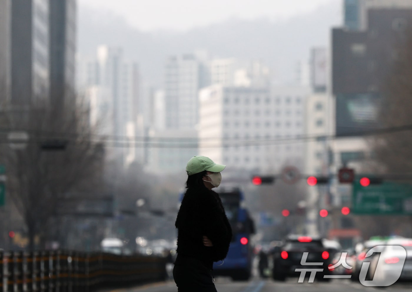 평년 기온을 웃도는 날씨 속에 초미세먼지가 기승을 부린 16일 오전 서울 종로구 횡단보도에서 시민들이 마스크를 쓴 채 발걸음을 재촉하고 있다. (사진은 기사 내용과 무관함) 2025.2.16/뉴스1 ⓒ News1 오대일 기자