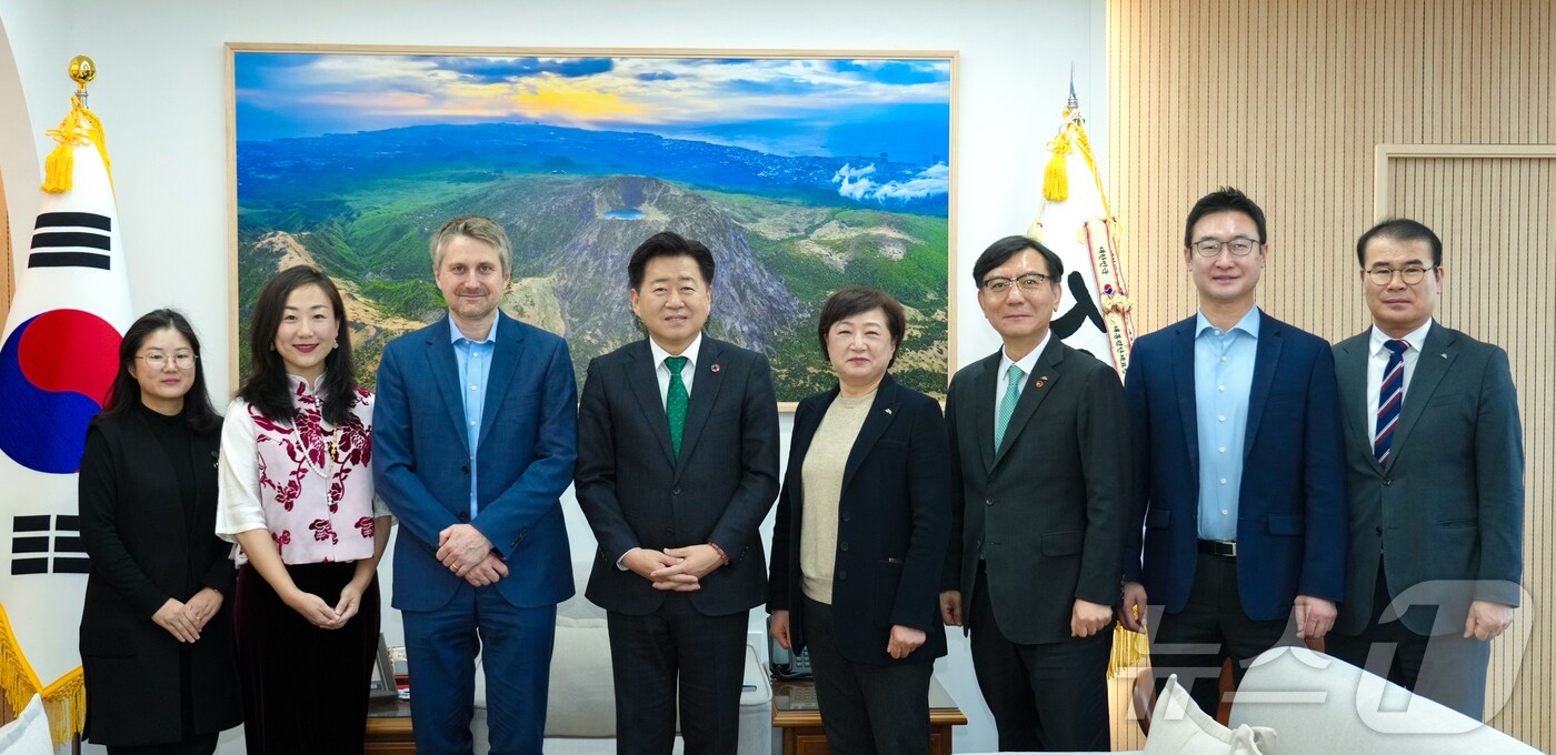 오영훈 제주지사가 세계환경의날을 앞두고 제주를 찾은 유엔환경계획(UNEP) 및 환경부 관계자들을 만나 기념촬영을 하고 있다(제주도 제공. 재판매 및 DB금지)/뉴스1