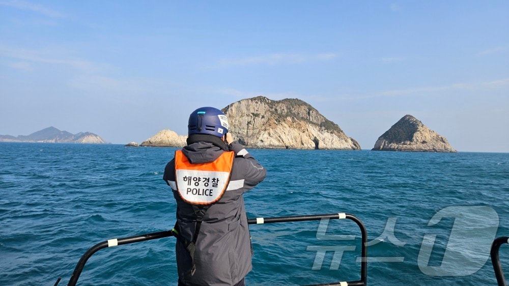 16일 거문도 연안구조정이 여수 해상에서 서경호의 실종선원을 찾기 위해 해상 수색을 진행하고 있다.(사진=여수해경 제공) 2025.2.16 ⓒ News1 최성국 기자