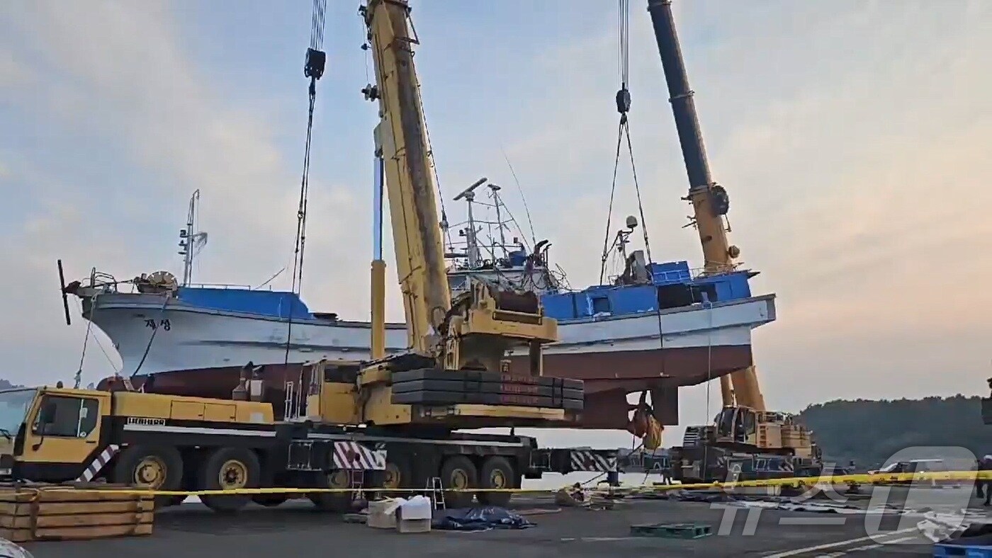 인양된 재성호(해경 제공. 재판매 및 DB금지)